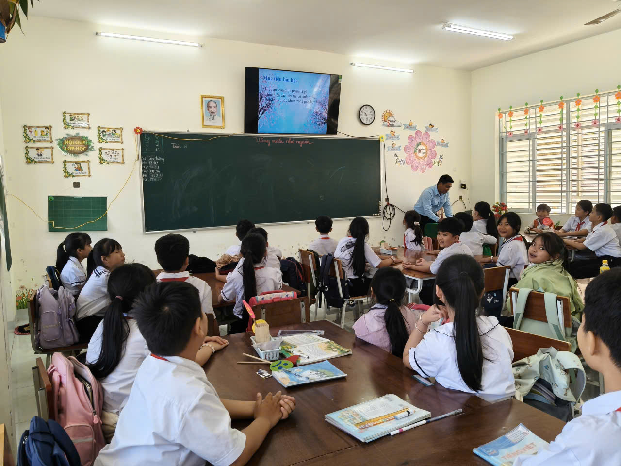 TRƯỜNG TIỂU HỌC ĐA MI 2, XÃ LA DẠ, TỈNH LÂM ĐỒNG TẬP HUẤN KỸ NĂNG ĐĂM BẢO AN TOÀN VỆ SINH THỰC PHẨM